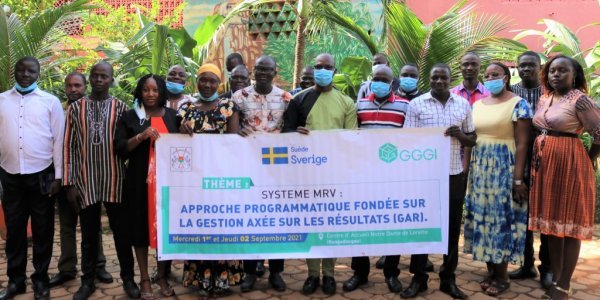 Le Global Green Growth Institute (GGGI ), en collaboration avec le Secrétariat permanent du Conseil national du développement durable (SP/CNDD ) a organisé un atelier de formation sur la gestion axée sur les résultats (GAR) et l'approche programmatique. Renforcement des capacités sur la gestion axée sur les résultats pour une mise en œuvre efficace du système MRV